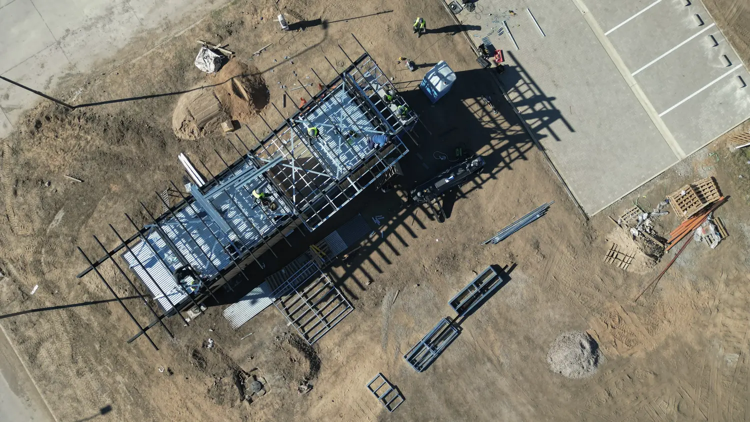 Vista aérea de estructura metálica en obra